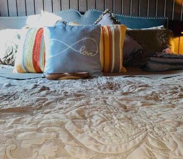 York Apartment | Home with Art & Beauty-1 minute to York Hospital