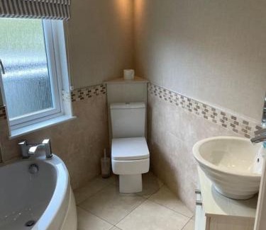 Holton Le Clay House | Luxury Lakeside Lodge 4