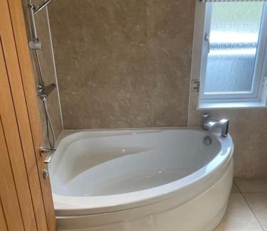 Holton Le Clay House | Luxury Lakeside Lodge 7