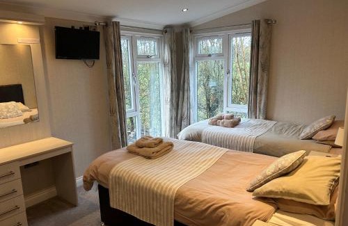 Holton Le Clay House | Luxury Lakeside Lodge 7