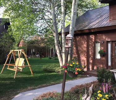 South Park Ski Chalet | Ski Jackson Hole, Yellowstone access, Indoor jacuzzi, remodeled kitchen n baths.