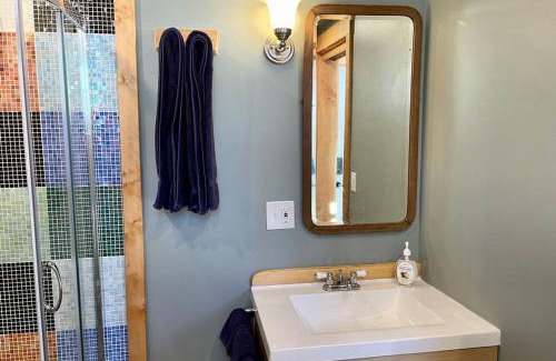 Blue Hill House | LadySlipper - Cozy Cottage with Sunrise Views