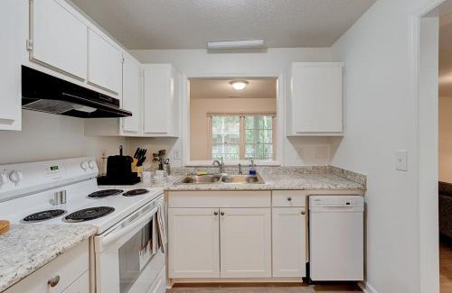 Durham Apartment | Viagem Pretty and Comfy 1BR with Parking