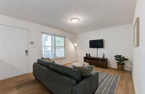 Durham Apartment | Viagem Pretty and Comfy 1BR with Parking