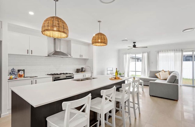 "Fabulous Bon Voyage" - Newport Q 4020