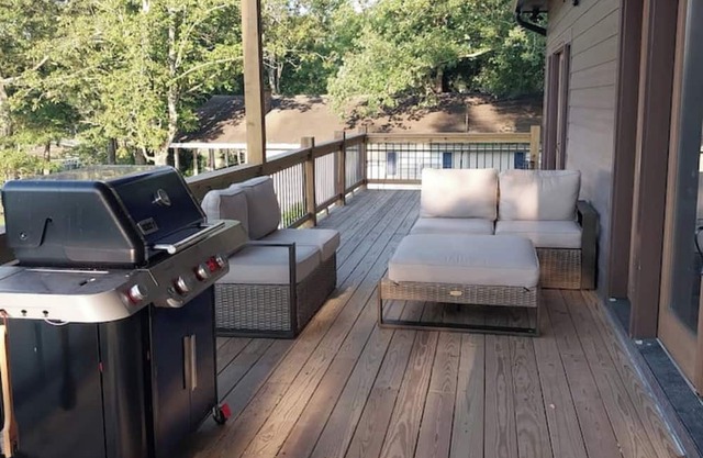 Spacious lake estate 7BR 5-1/2 baths, rec room , jacuzzi IMAX theater and Dolby