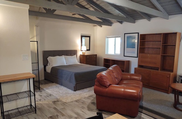 Cozy contemporary studio. Private and serene. 31-night minimum stay.