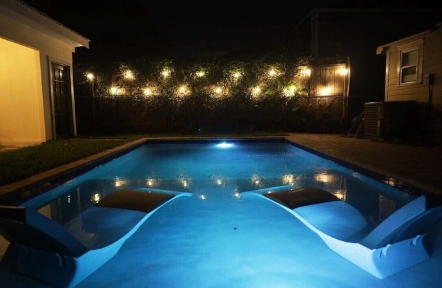 Charming Victorian House w Heated Pool 4br|2ba