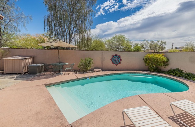Pool AC Near UofA and hospital. Quiet, historical neighborhood. Upgraded