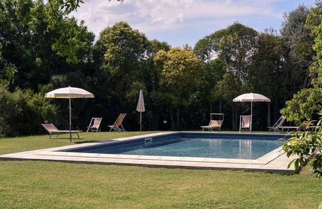 Nice apartment in villa for 2 guests with pool, WIFI, A/C, TV, pets allowed and parking