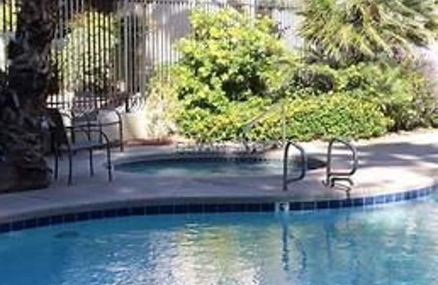 Whole Apt, Private Entrance, Great area w/Small Efficiancy Kitchennette.