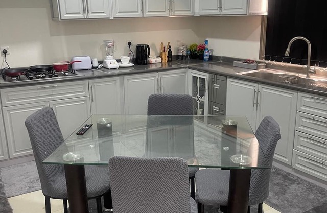 Spacious 6-bedroom apartment in delightful Madinah with WiFi, AC