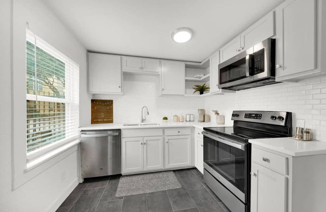 Welcome Home! 1Bed/1 Bath, Parking, Full Kitchen!
