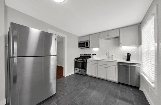 Location is 100! 2B/1B in Heart of Htx!