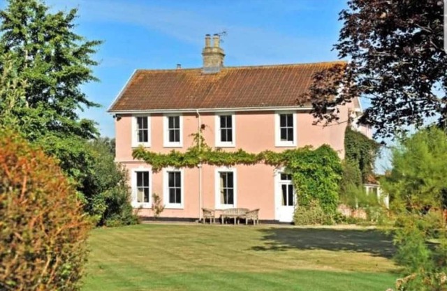 200 yr old English Vicarage Spacious 6 bedroom in fabulous Westbury with WiFi