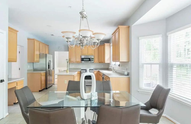 Spacious Family Home w/Pool, DC Area