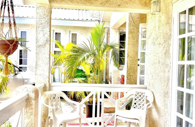 5 min drive to the Beach & Oistins. Newly Refurbished Apt in Quiet Neighborhood