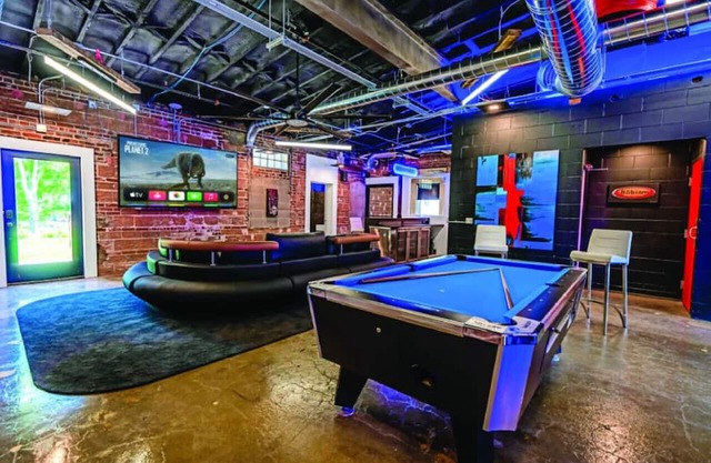 Art Inspired Micro-Hotel - 2 Studio Suites | Grill | Pool Table