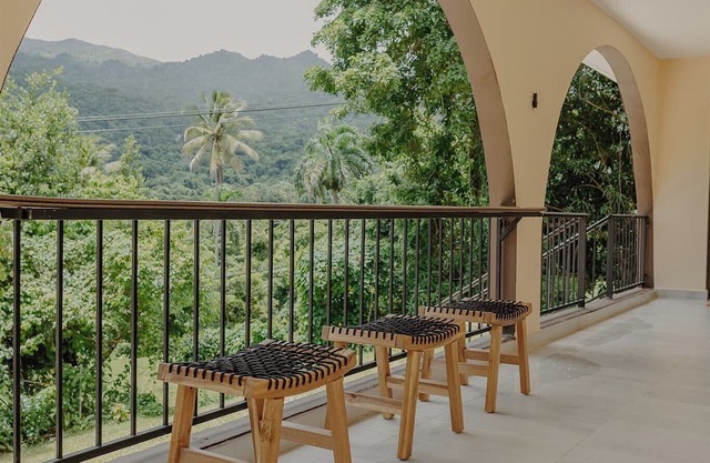 Hacienda de Claire- Mountain and Beach home, bring the whole family!