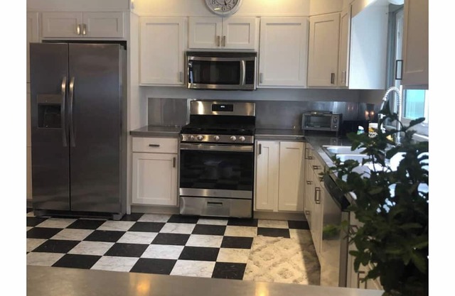 Charming 4 bedroom, 3 bath walking distance to restaurant & downtown Brookville