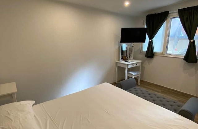 Villa Indipendente con Piscina e Posto Auto, nel Verde, a 5 Minuti da Viareggio