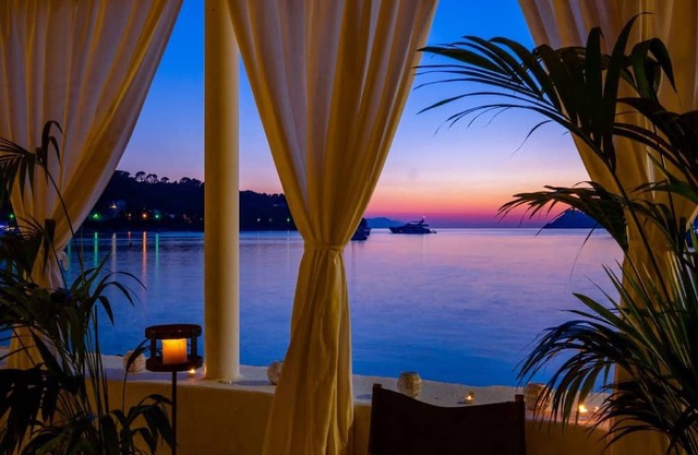 Villa Lola - Four Bedroom Villa with Sea View