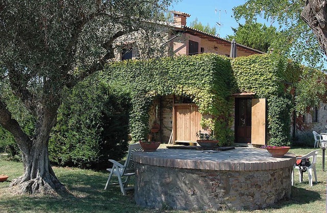 Holiday apartment with pool and sun loungers
