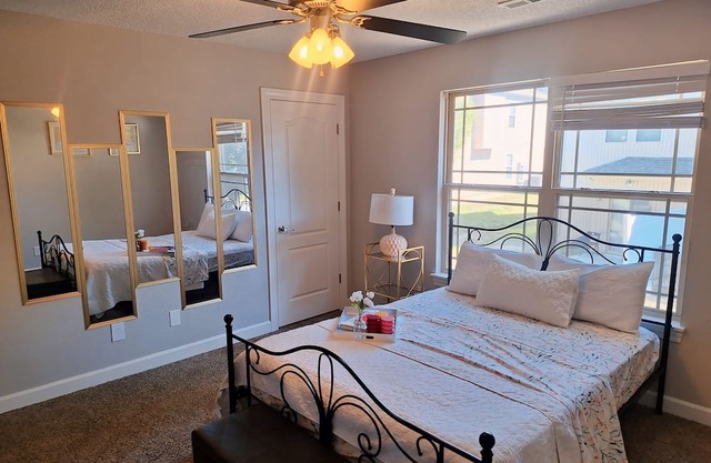 Charming townhome with WiFi, AC, fitness room in fabulous Kansas City