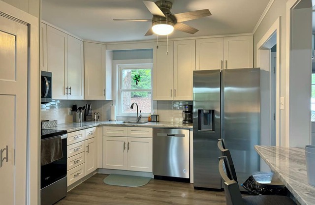 Completely remodeled 2-bedroom home with fire pit. 3 miles from Old Fort.