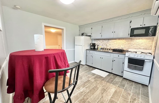 Cozy Apartment in charming Danville with AC, WiFi