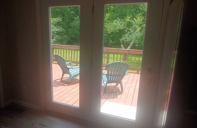 Charming 3-bedroom secluded house surrounded by trees with AC, 4 tvs and WiFi.