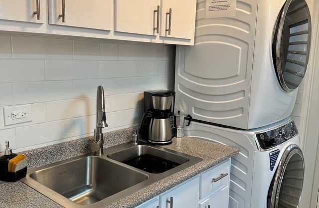 lovely 3 bedroom 2 bathroom house CLOSE TO EVERYTHING with AC WiFi TV & balcony