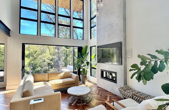 Executive, Modern, serene house - perfect location, putting green, elevator