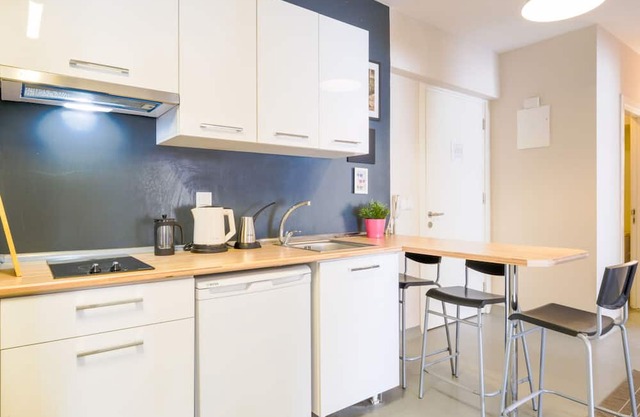 Flat w Pooltable and Tennis Table 15 min to Beach