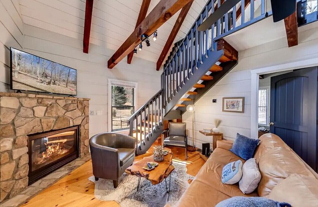 Riverland Retreat, Cozy Cabin on Soque River in Demorest. Pet-Friendly!