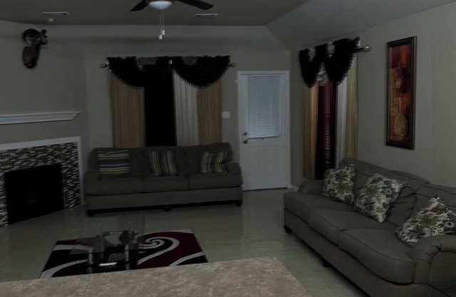 Charming 3-bedroom house in delightful Houston with WiFi, AC