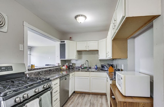 Pet-Friendly Home - 3 Mi to St Louis Airport