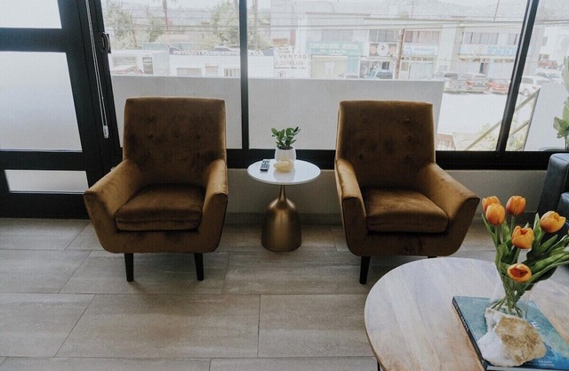 Lovely Luxury Modern 2 bedroom condo downtown