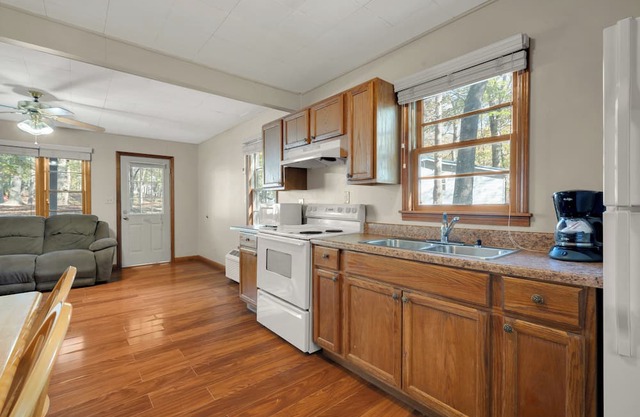 Charming 3-Bedroom Rustic Cabin 1/2 Mile from Marina and Boat Ramp! #412