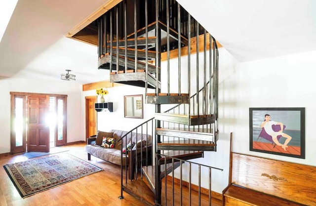 This cabin is a 5 bedroom(s), 3 bathrooms, located in Pomona, IL.