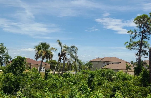 This house is a 3 bedroom(s), 2 bathrooms, located in Port Charlotte, FL.