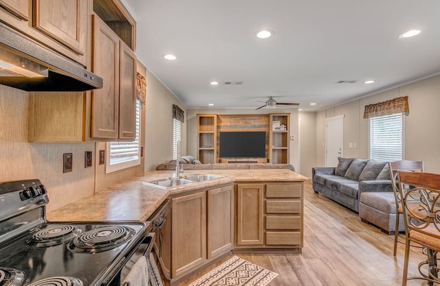 Conveniently located comfy cabin in the lake front community of Westwood