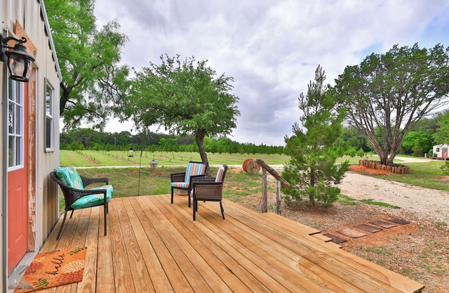 Secluded cabin, "The Lady" on Christmas tree farm, near Perini Ranch Steakhouse!