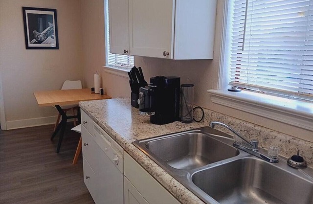 King Bed 1 BR Apartment Close to Downtown