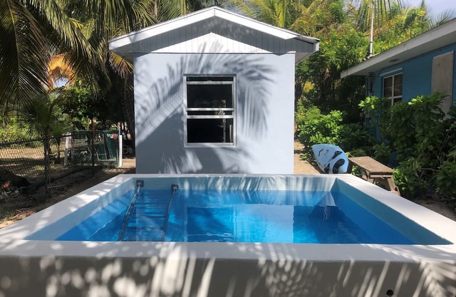 Rustic 3 bedroom beach house, superb location