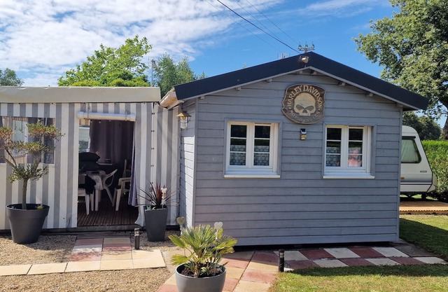 Chalet et Caravane sur Terrain Privé , au Bord de mer