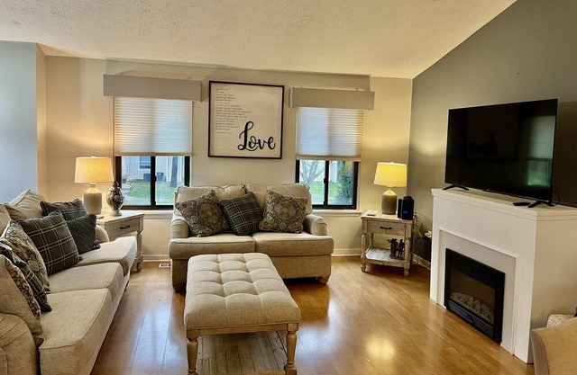 Cozy raised ranch in West Henrietta