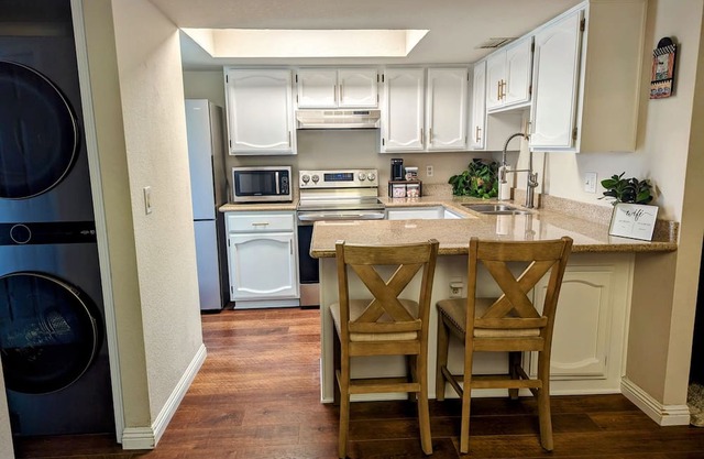 Townhouse: Close to Downtown Fun!