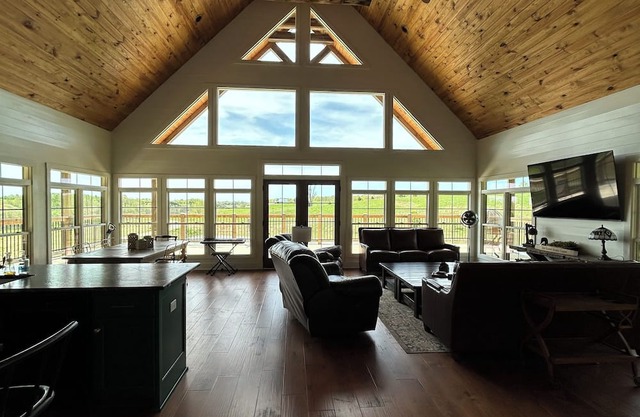 Luxury in the Country. Chalet Style Cabin on secluded 61 Acres with 3 acre Lake