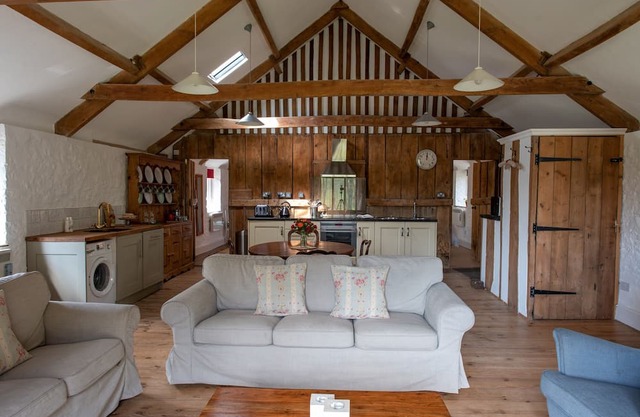 THE GRANARY, pet friendly, with a garden in Yeovil, Somerset